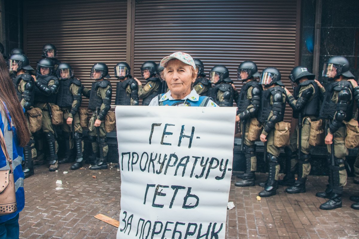 На митинг собрались люди разных возрастных категорий На митинг собрались люди разных возрастных категорий