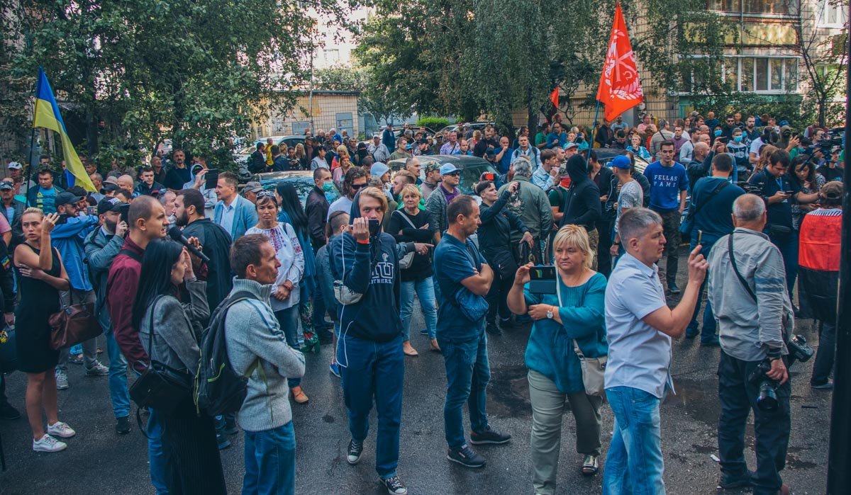 Толпа митингующих под зданием ГПУ Толпа митингующих под зданием ГПУ