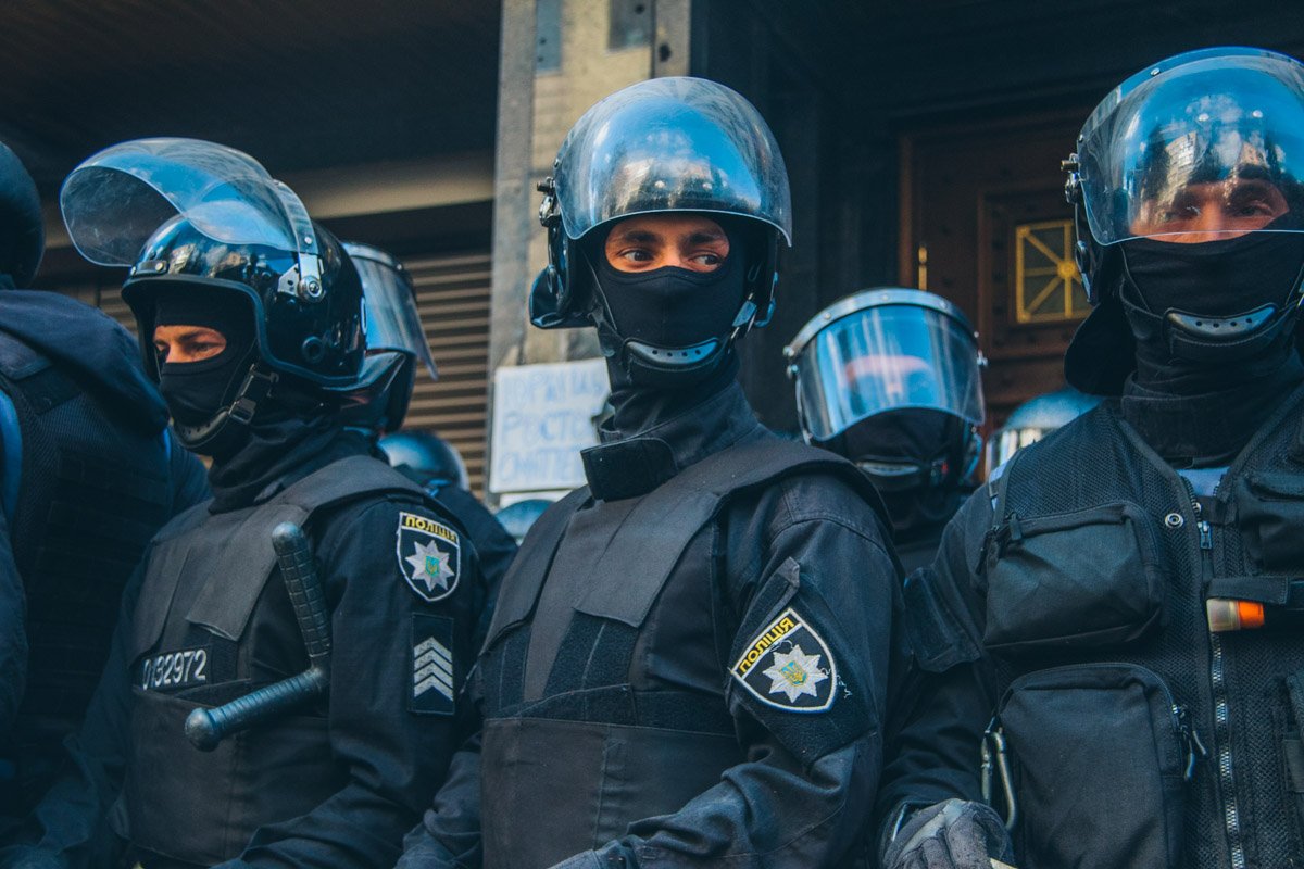 Силовики перекрыли выходы и входы в здание ГПУ Силовики перекрыли выходы и входы в здание ГПУ