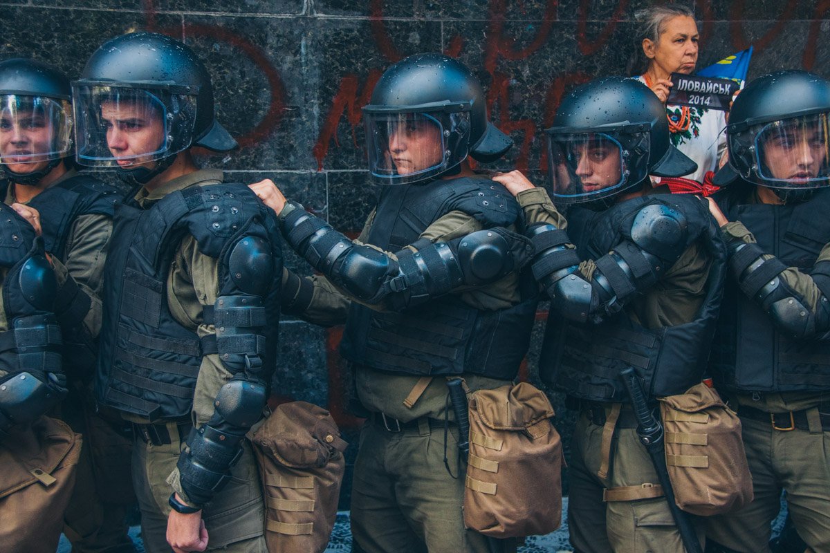 К зданию Генпрокуратуры также стянули бойцов нацгвардии К зданию Генпрокуратуры также стянули бойцов нацгвардии