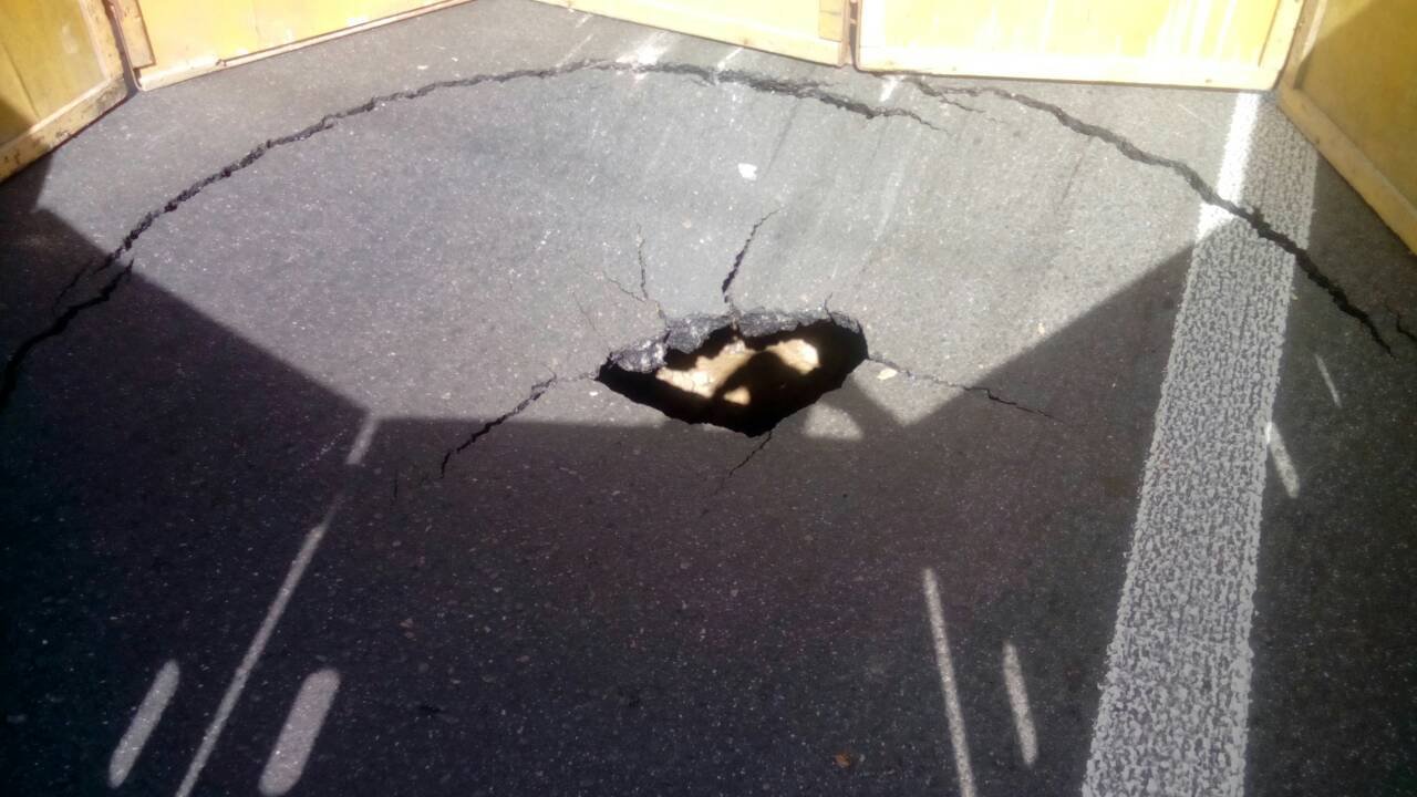 Из-за повреждения железобетонного коллектора Д-500 под асфальтом сдвинулась почва Из-за повреждения железобетонного коллектора Д-500 под асфальтом сдвинулась почва