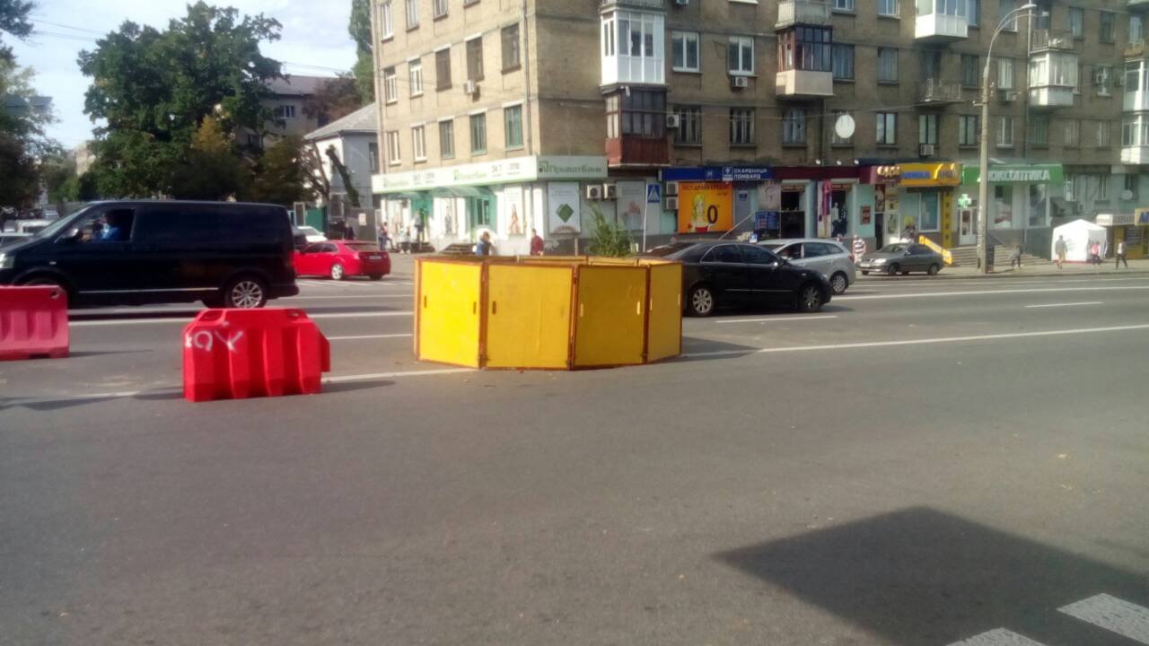 Во второй полосе от Индустриального моста к Шулявскому путепроводу временно ограничили движение транспорта Во второй полосе от Индустриального моста к Шулявскому путепроводу временно ограничили движение транспорта