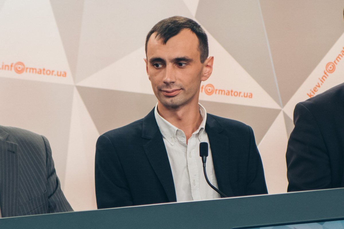 Chief Customer Officer LOOQME Юрий Кравец Chief Customer Officer LOOQME Юрий Кравец