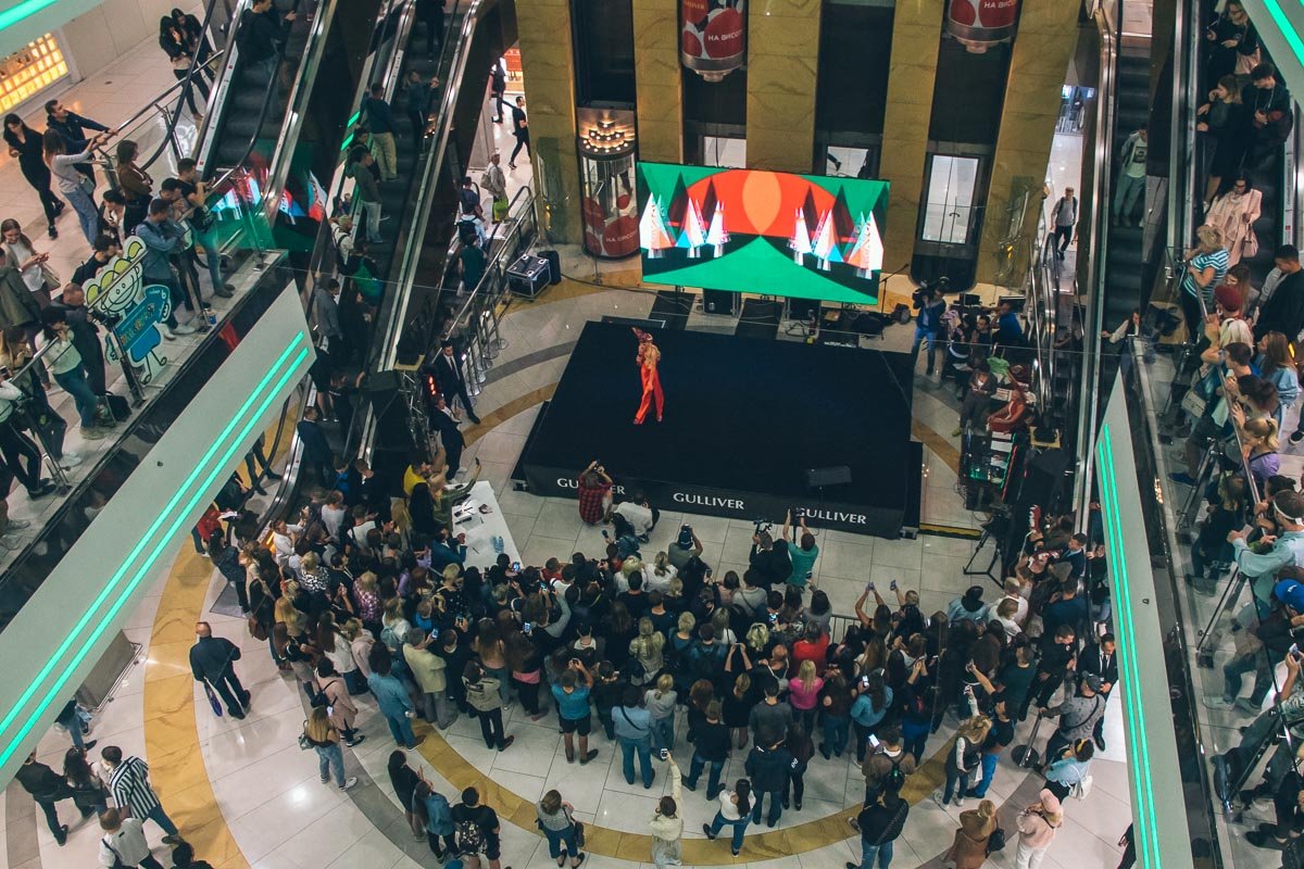 Смотреть можно даже с эскалатора Смотреть можно даже с эскалатора