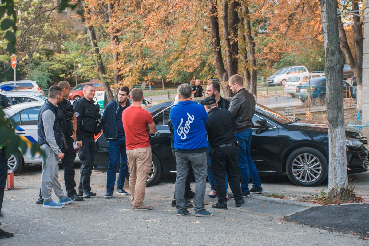 Во время задержания копы перекрыли всю улицу