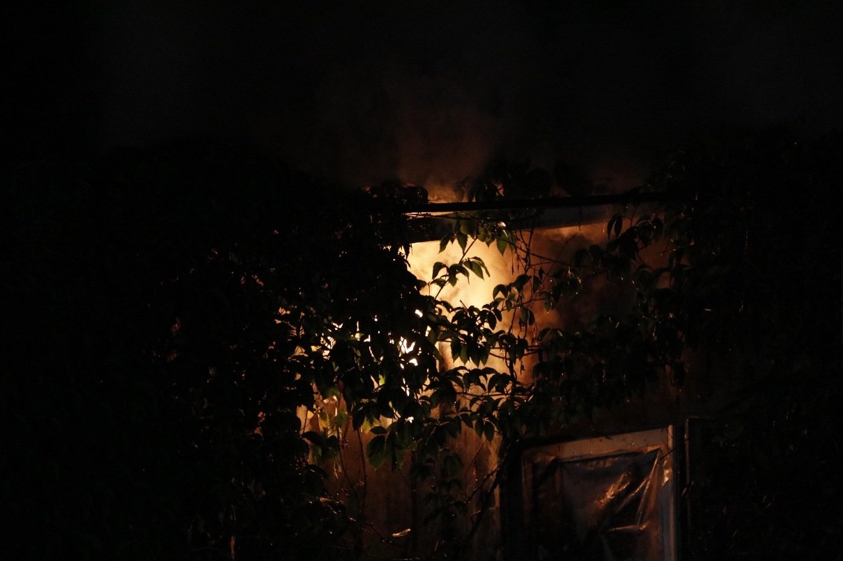 В дачном поселке сгорел двухэтажный деревянный дом