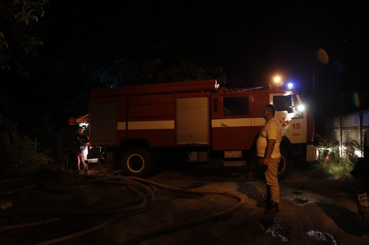 Прибывшие на место происшествия владельцы дома сообщили, что это уже второй случай