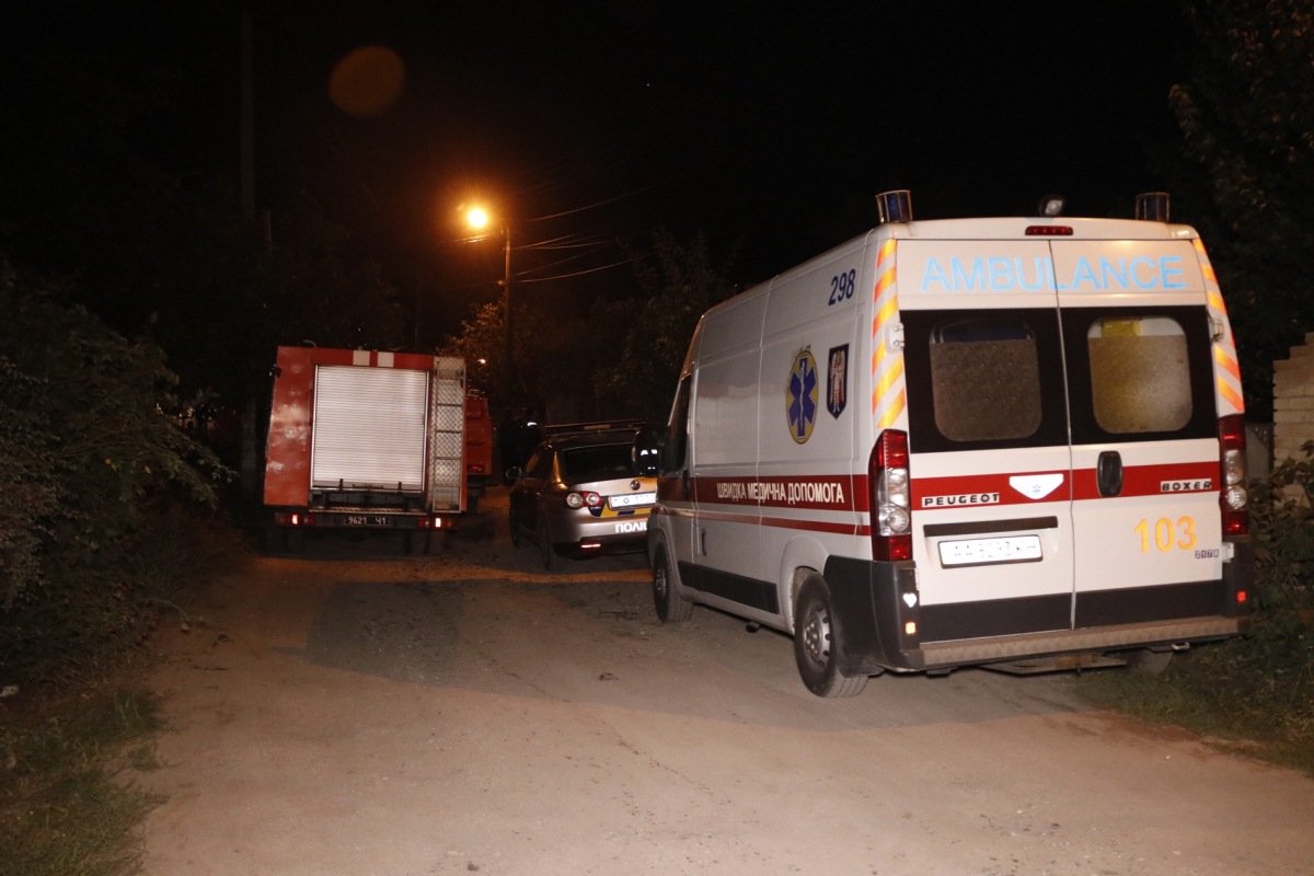 К месту возгорания также приехала полиция и бригада «скорой». Был ли это поджег или короткое замыкание в электропроводке, определит следствие.