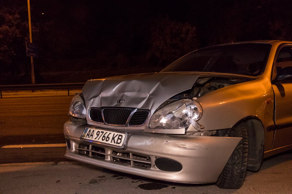 Водители Lanosa и Renault успели отбежать в последний момент