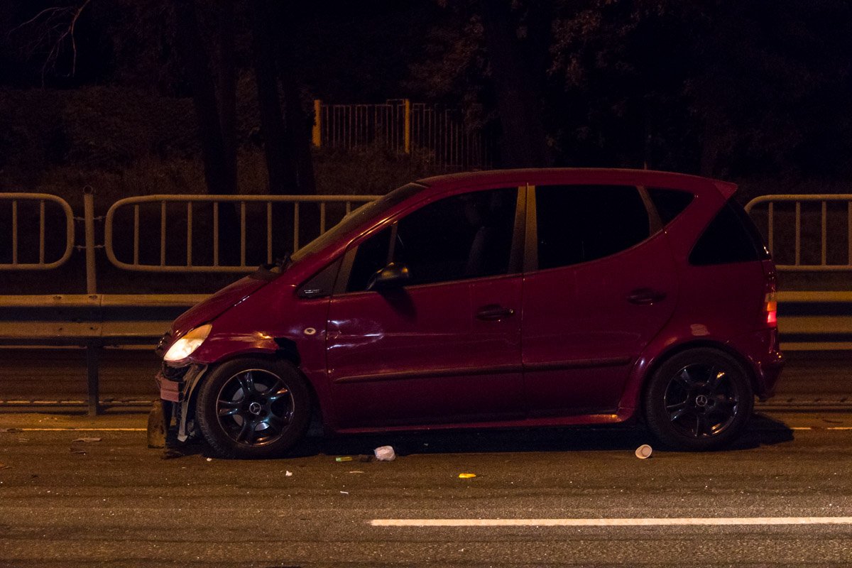 Mercedes от удара развернуло и выбросило в крайний левый ряд