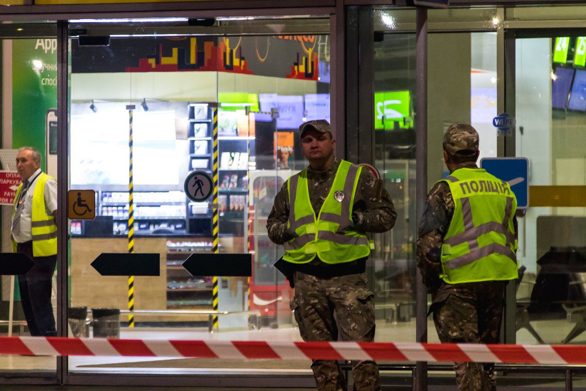 На место прибыли спецподразделения полиции