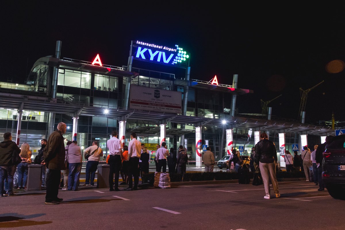 Пассажиров и сотрудников аэропорта эвакуировали из терминала