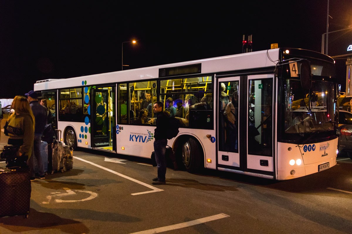 Людям подогнали автобус. чтобы те могли согреться