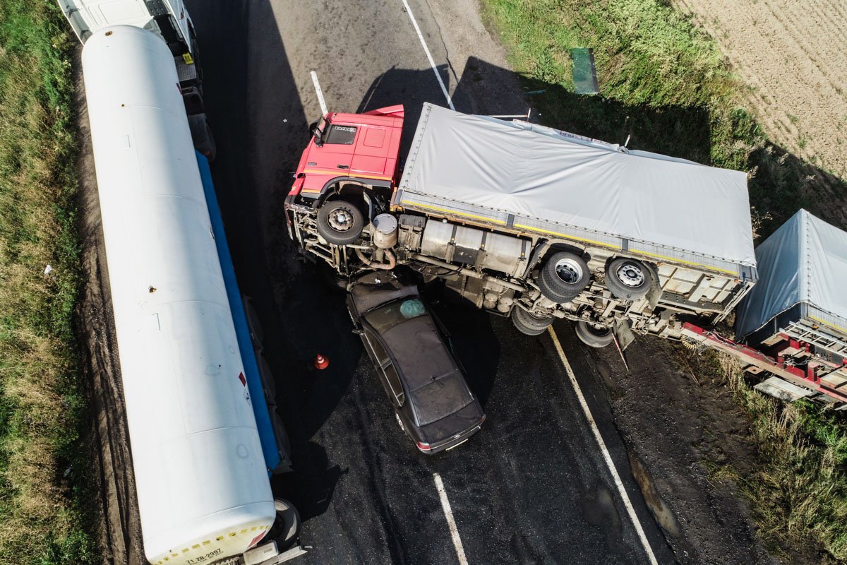 Фура перевернулась и на дорогу разлились бензин и машинное масло