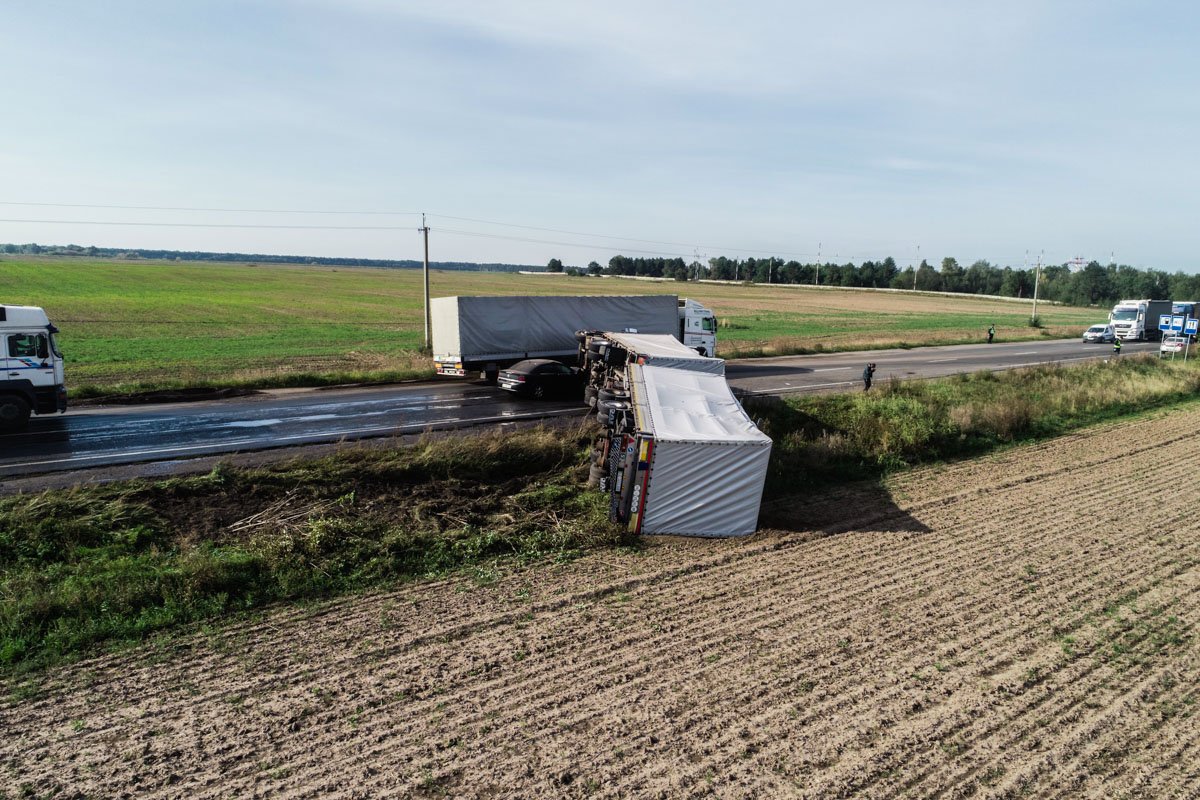 Opel начал скользить и не смог избежать столкновения