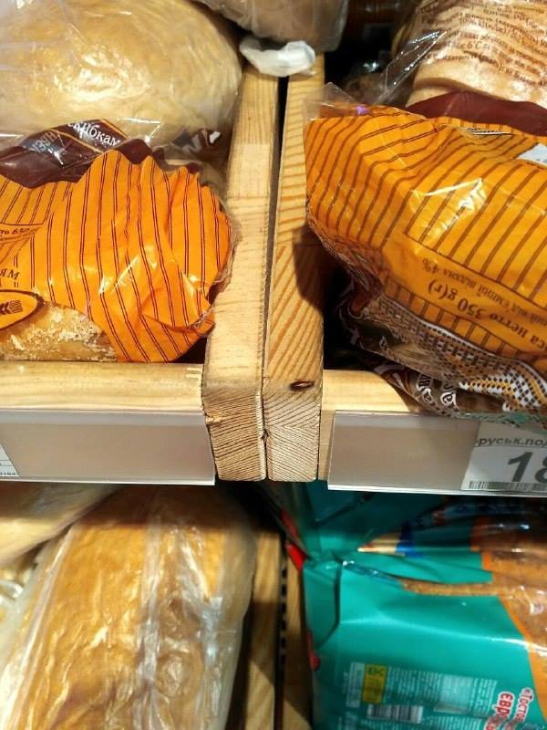 На стеллаже с хлебом покупатели супермаркета "Фуршет" неоднократно встречают тараканов