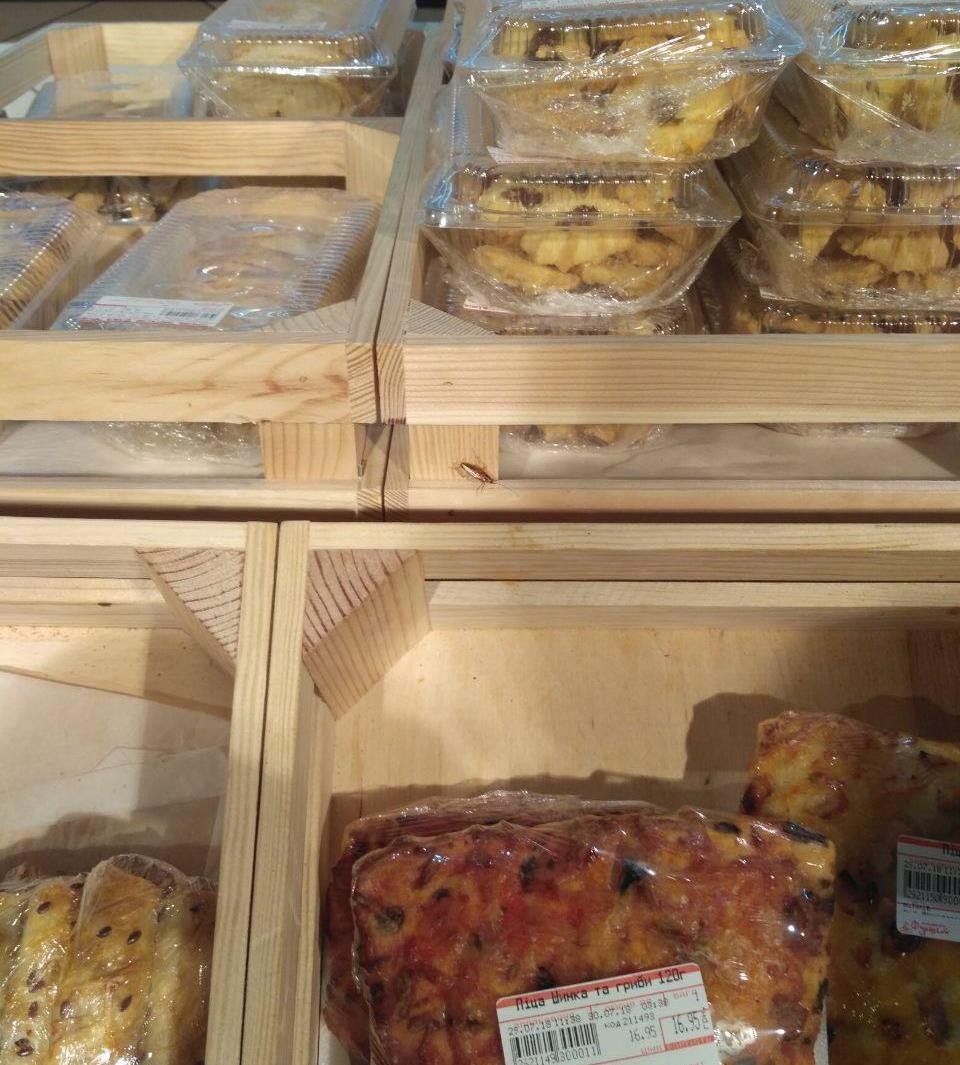 Также тараканы были замечены и на выпечке