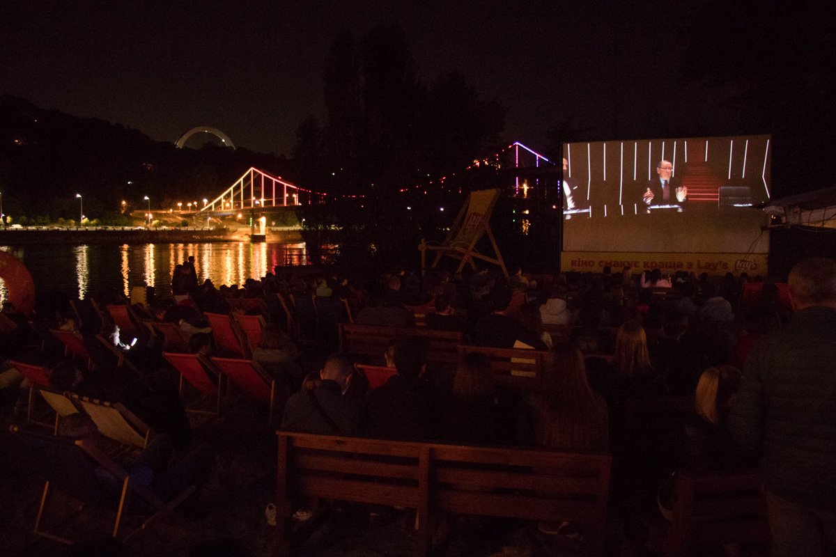 А после все перебрались на ЮБК на Трухановом острове, чтобы посмотреть фильм, пообщаться с автором и потусить вместе