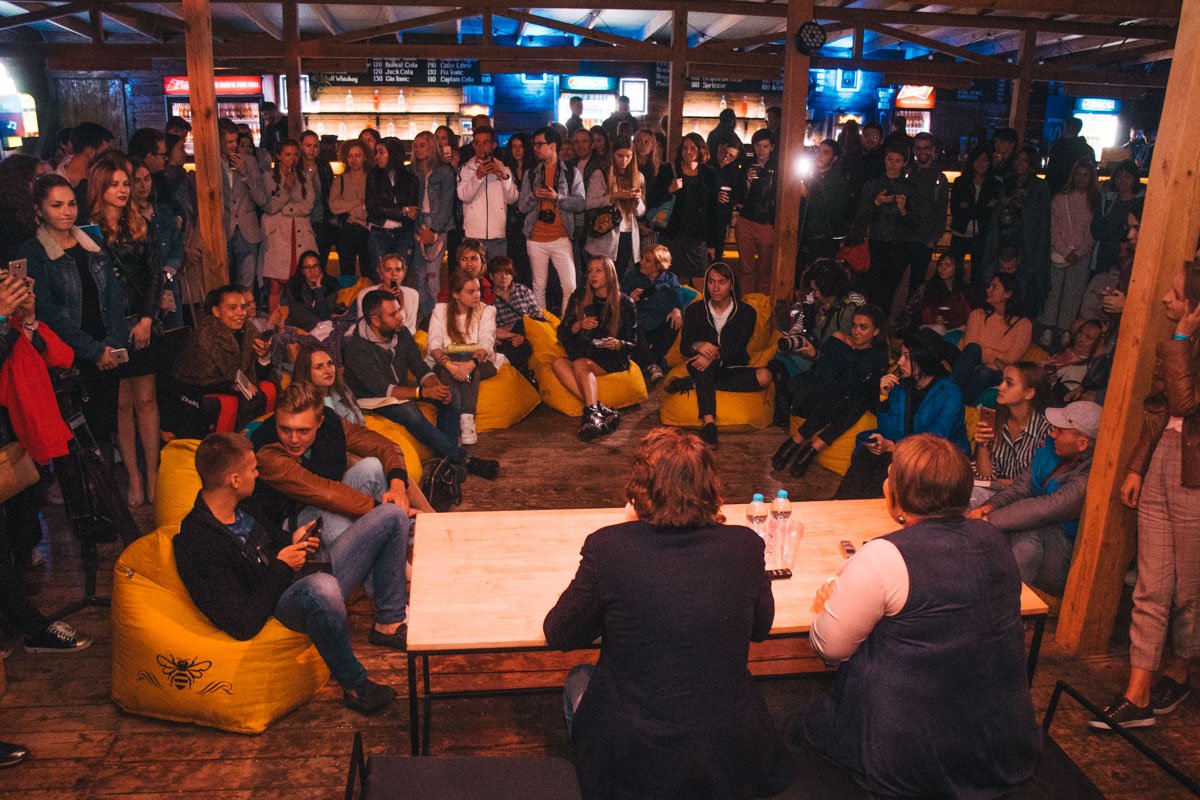 Фанатов много, и каждый хотел что-то спросить у писателя. Многие даже задавали вопросы на его родном языке