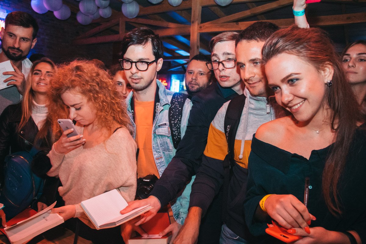 Посмотрите на эти влюбленные глаза людей, которые любят и понимают его юмор и творчество