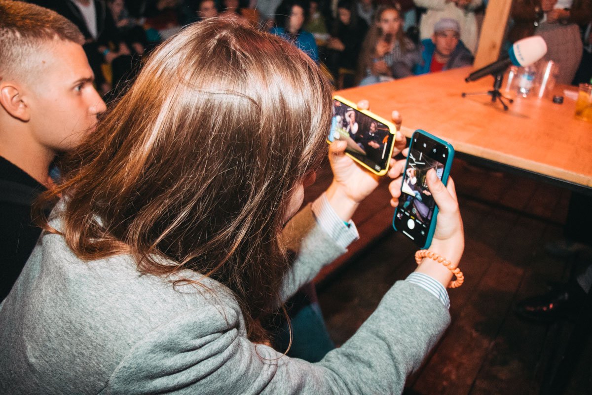 Поклонники снимали каждый момент общения с любимым автором. На целых два телефона сразу!