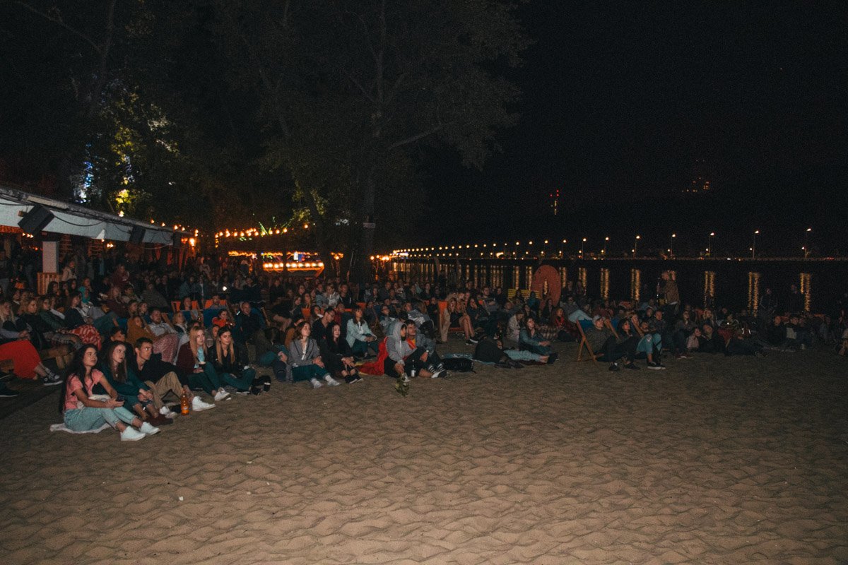 Пока одни общались с Бегбедером, другие смотрели фильм по его книге "Идеаль" (к слову, режиссером картины был тоже он)