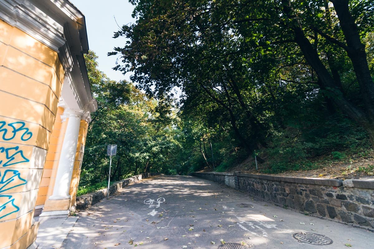 На Владимирском спуске и Владимирской горке обновят освещение и переведут ливневую канализацию