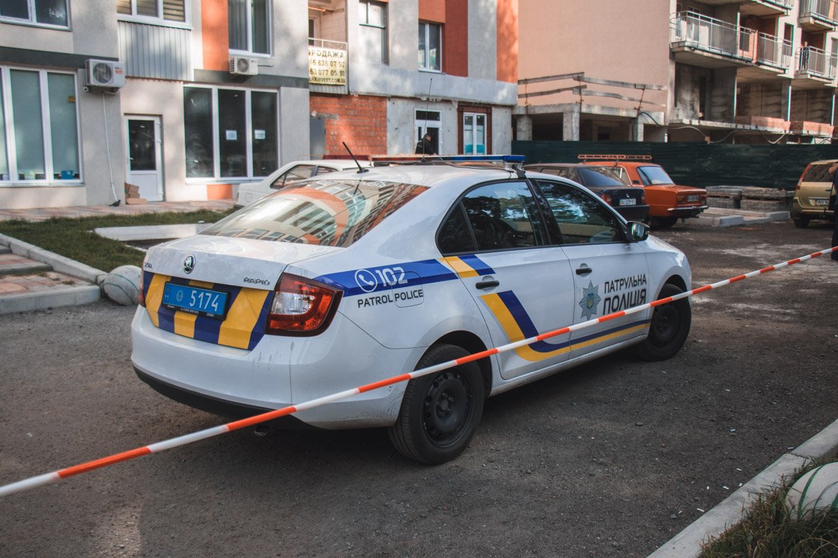 На месте работают следователи и патрульная полиция