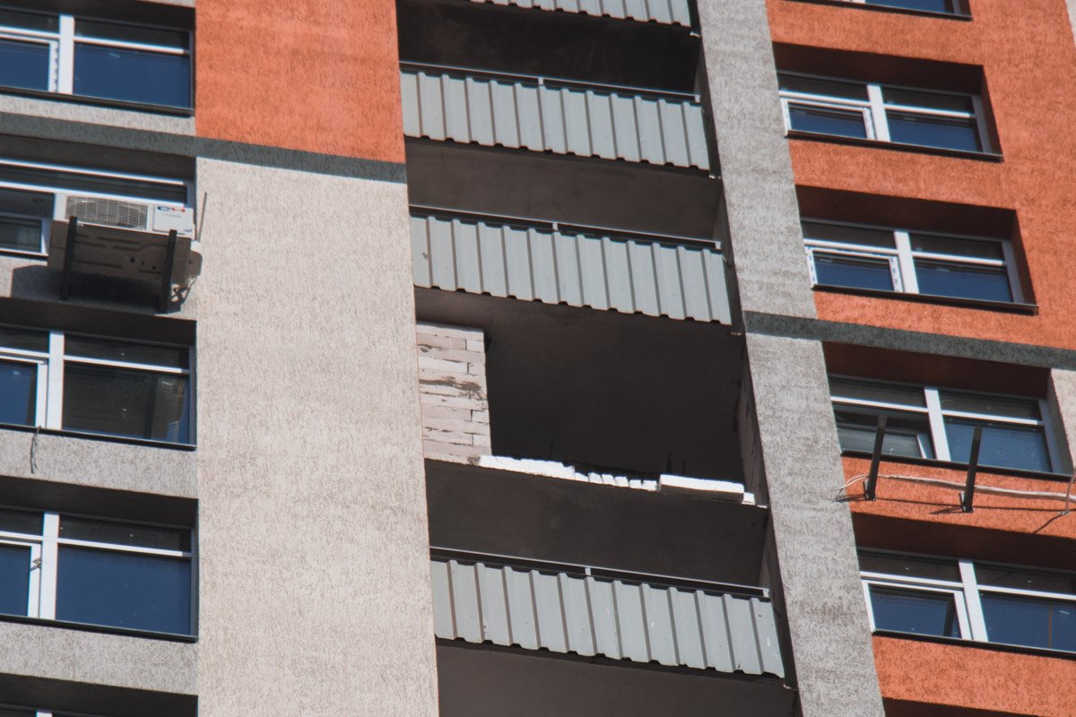 Строитель уронил балконное перекрытие