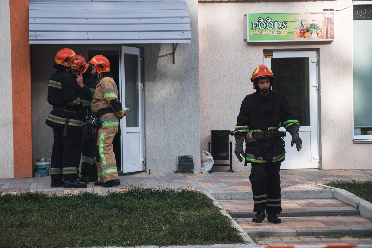 На место прибыли сотрудники ГСЧС