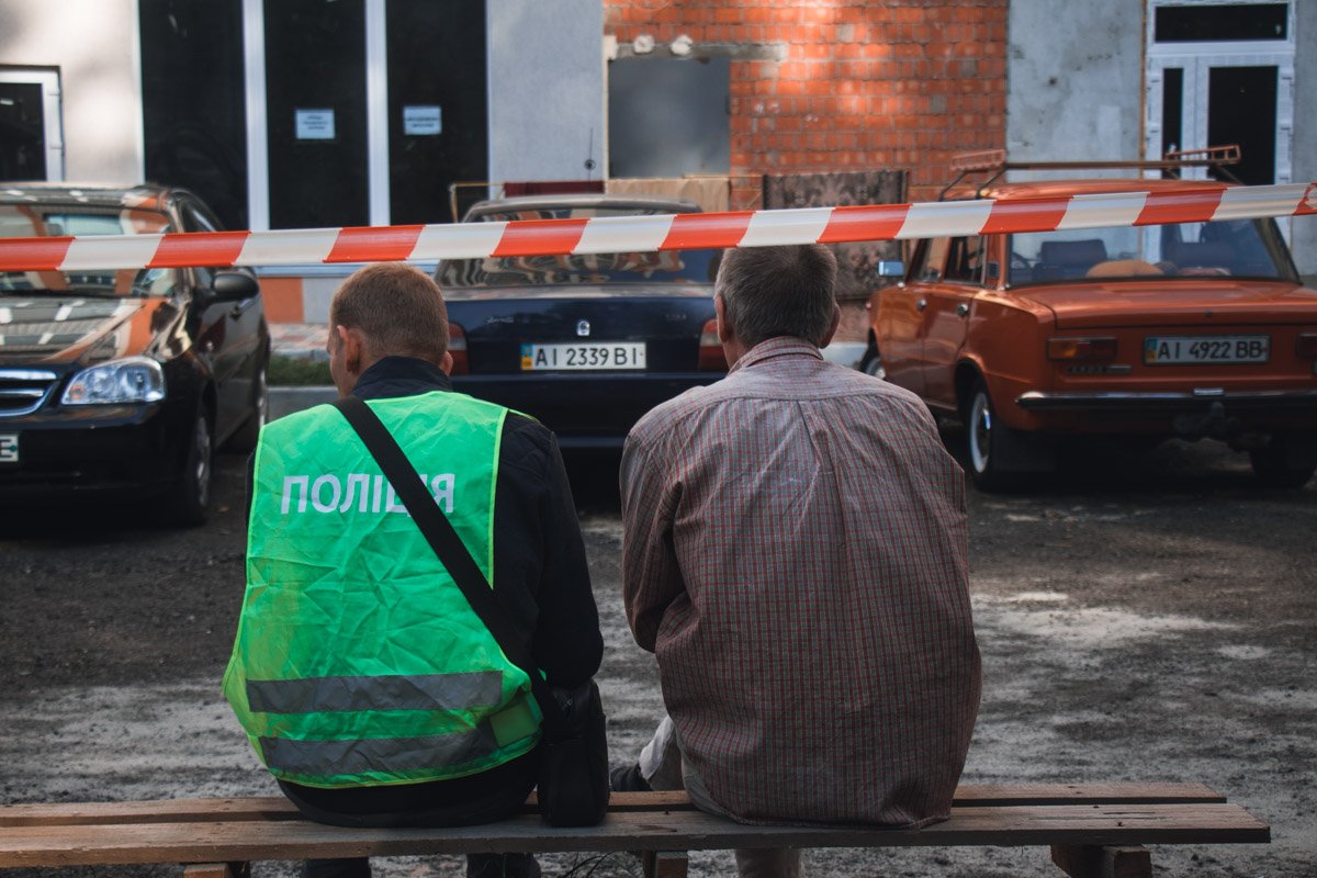 Вокруг дома, в котором ведут строительные работы, нет никаких ограждений