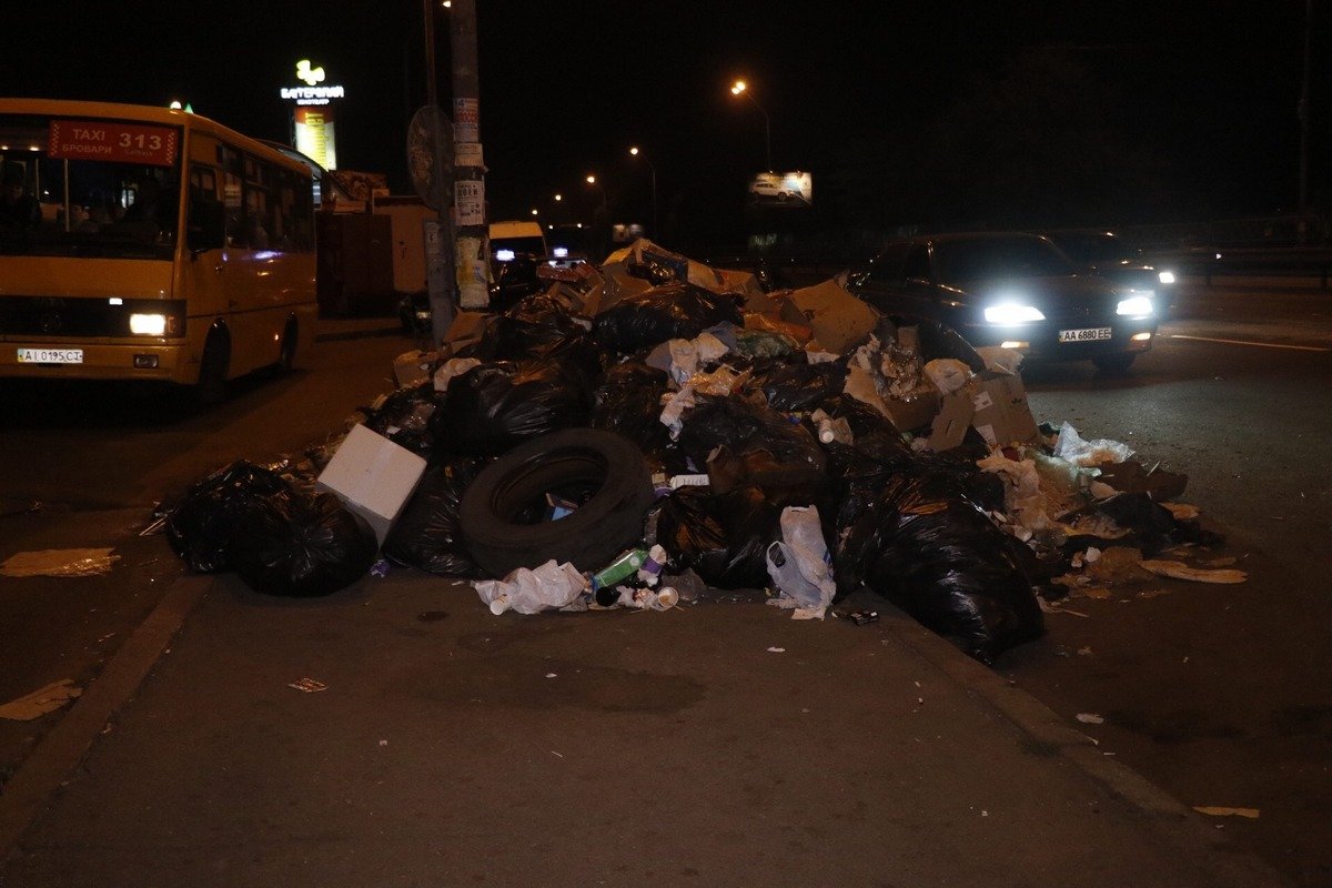 На Броварском проспекте образовалась стихийная свалка