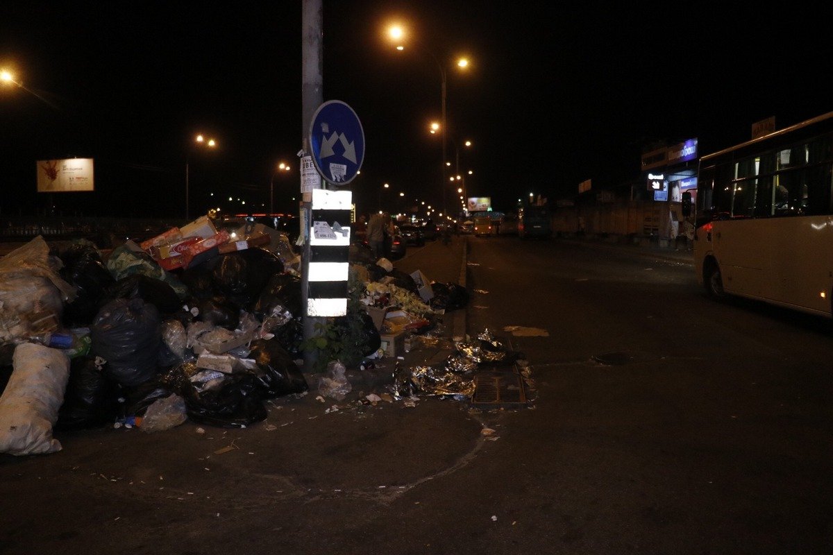 По всему видно, что мусор накапливается не первый день