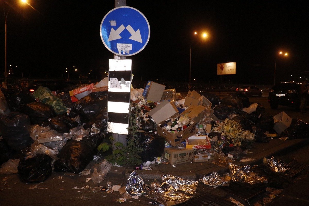 Знак указывает, что мусор повсюду