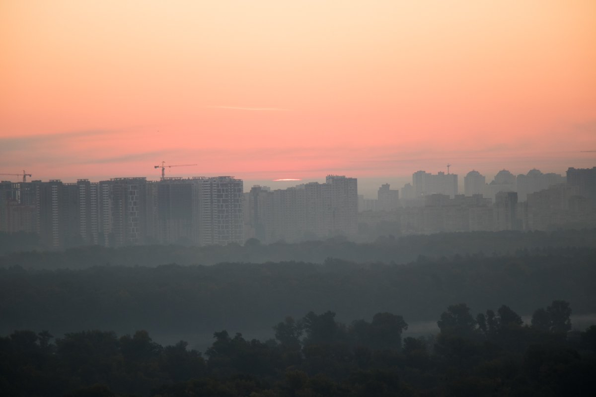 Яркое небо словно будильник для жителей столицы