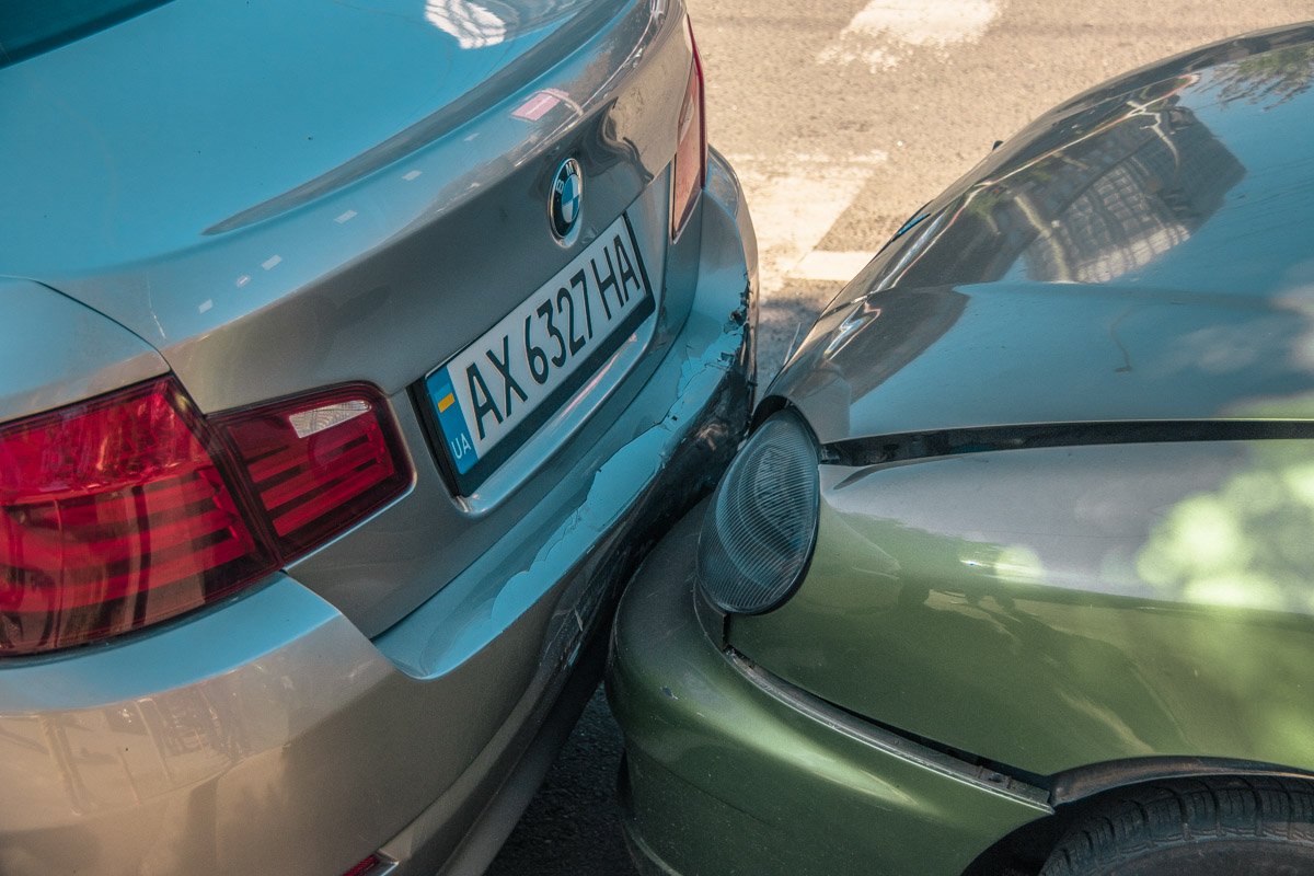 Машины были припаркованы у обочины