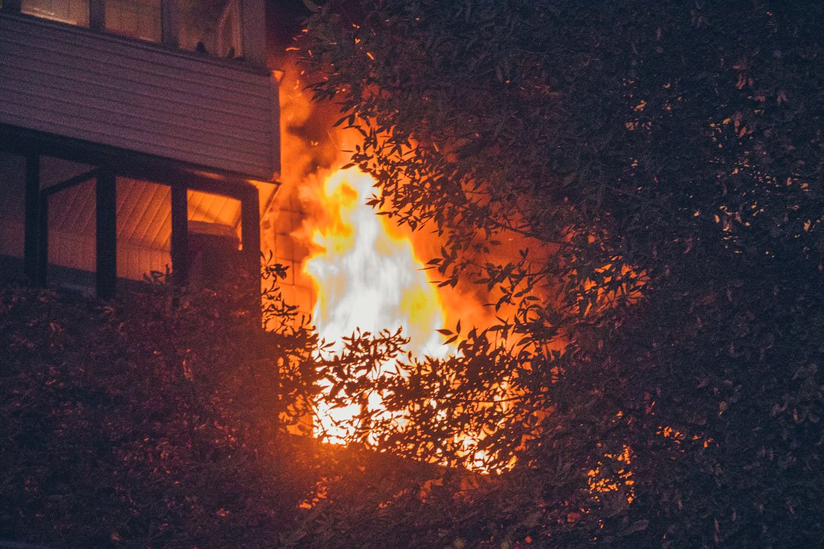 В жилом девятиэтажном доме по адресу улица Гончара, 1-3 произошло серьезное возгорание