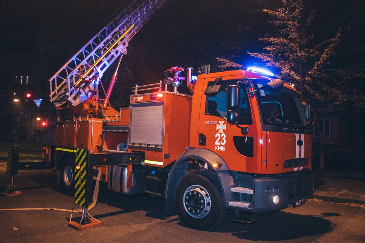 Спасатели использовали пожарную лестницу, чтобы добраться до окон пылающего помещения