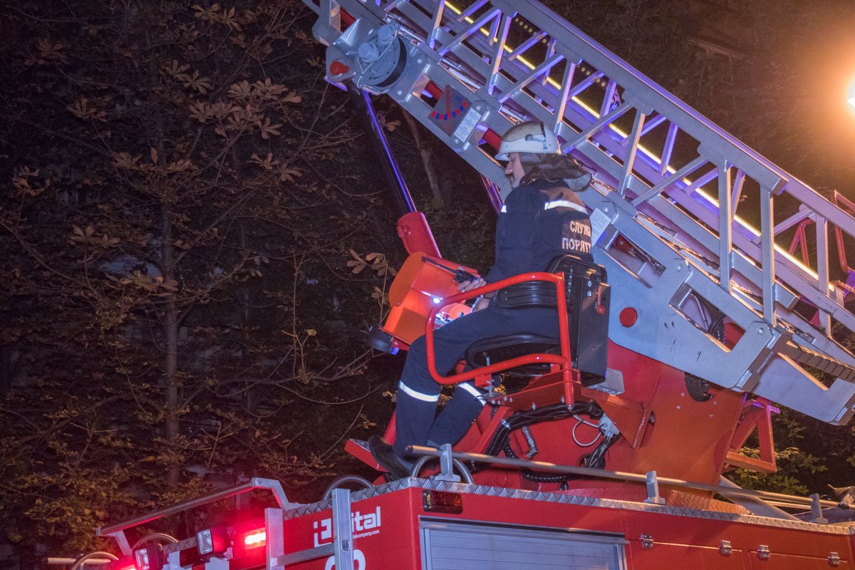 Владельца квартиры чудом удалось спасти из объятого пламенем здания и передать медикам