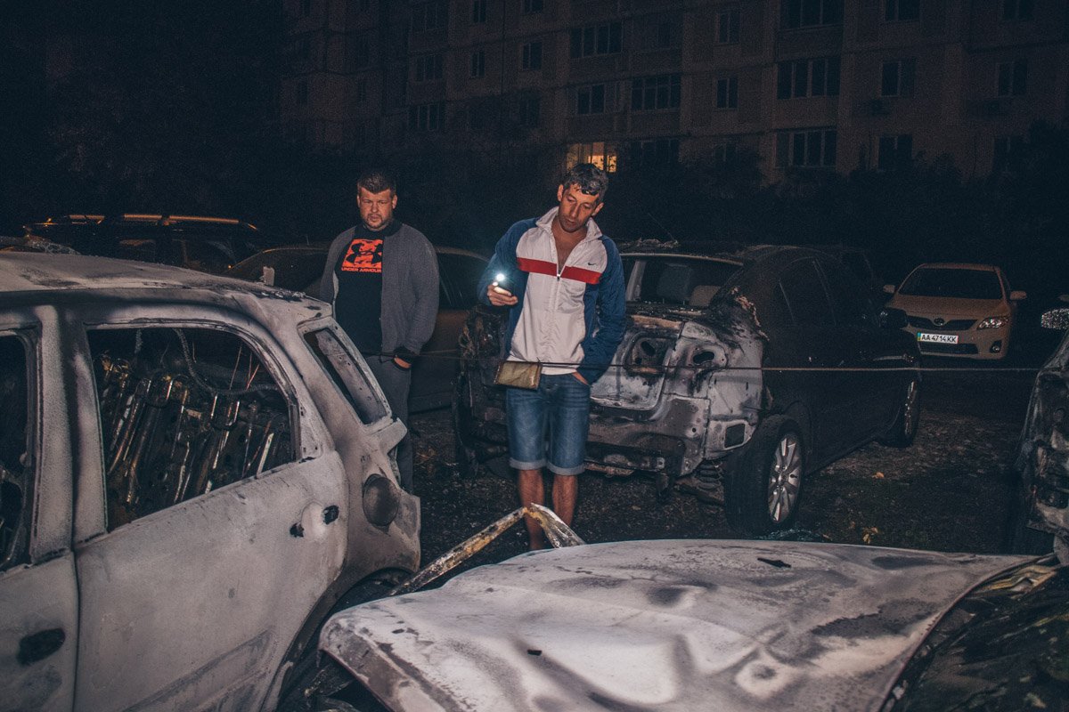 К приезду спасателей пламя от горящего автомобиля поднималось приблизительно на три метра