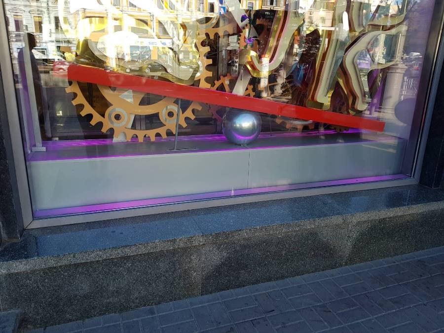 Тортик простоял полгода, а в сентябре исчез