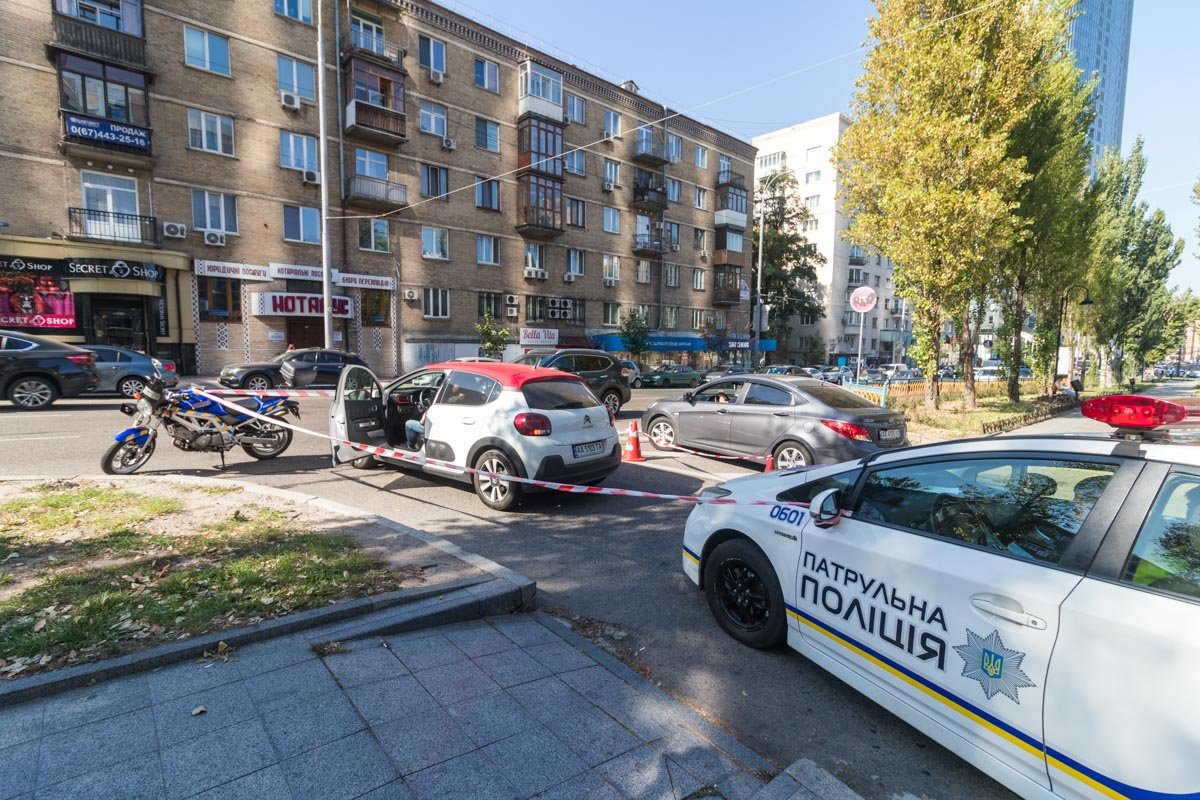 Легковушка зацепила мотоцикл, от чего тот упал и патрульный повредил себе ногу