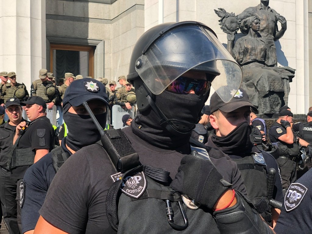 Полиция уточнила, что один из правоохранителей пострадал, но не от петарды