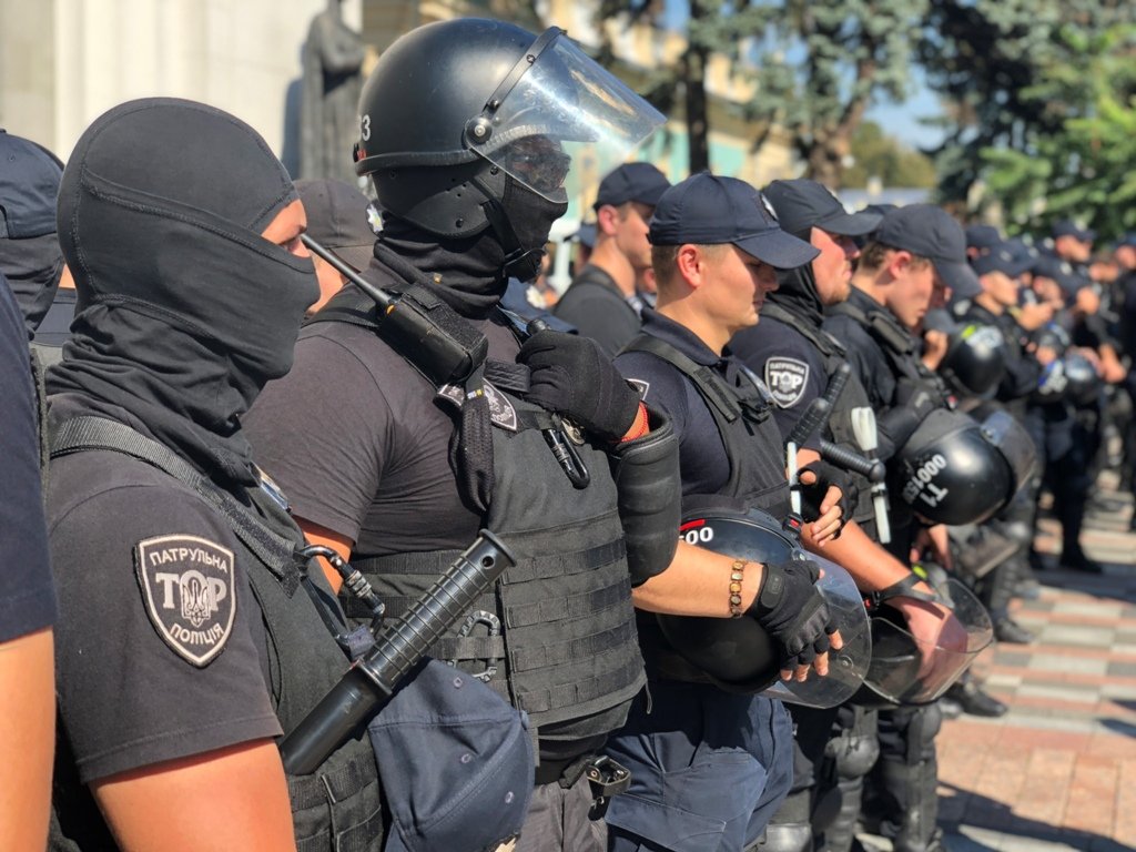 Полицейский во время прорыва активистов к зданию парламента повредил ногу о металлическое ограждение 