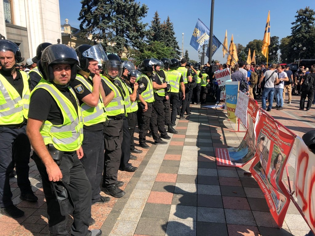 В полдень ситуация у стен парламента стабилизировалась 