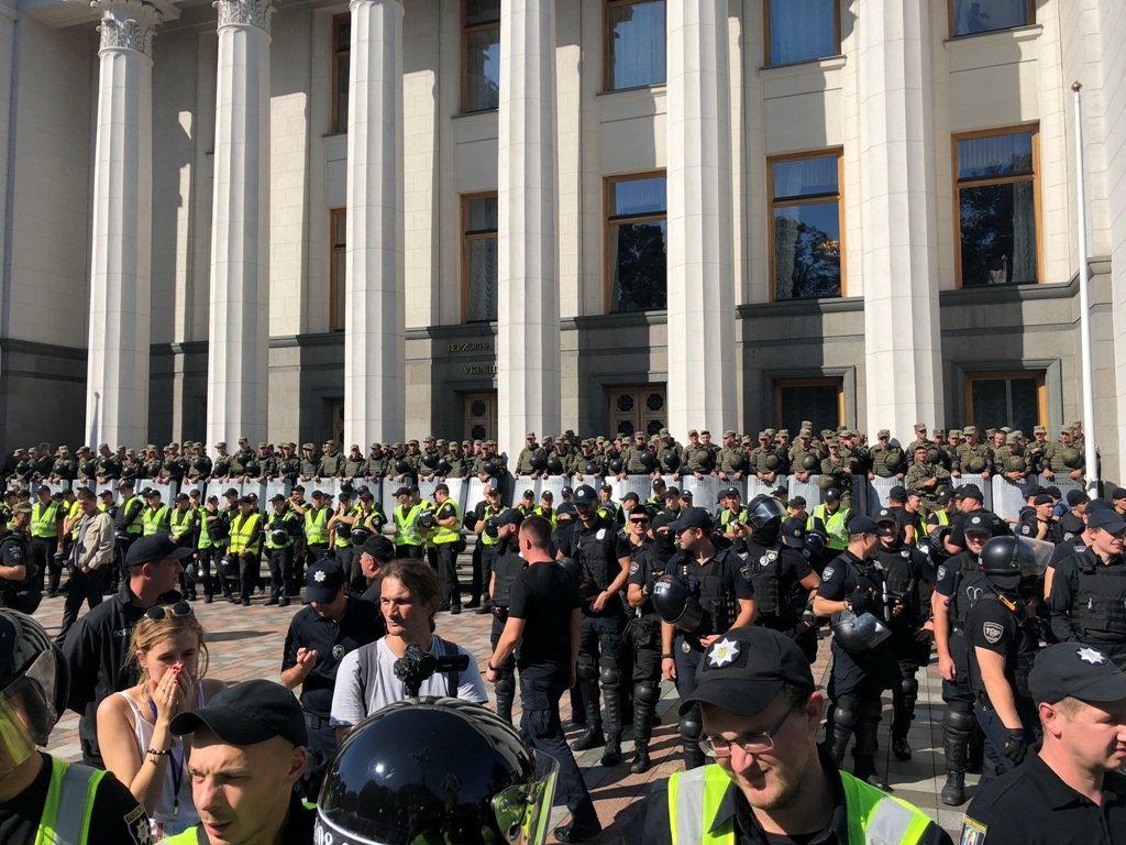 Полиция усилила кордон охраны здания ВР