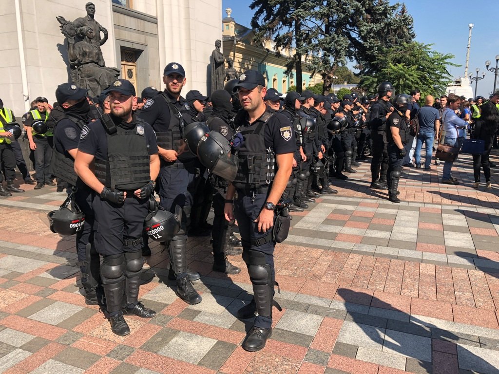 В результате взрыва шашки или петарды, по предварительной информации, пострадал полицейский 