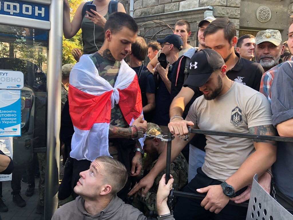 Иностранные добровольцы, которые принимали участие в АТО, приковали себя наручниками