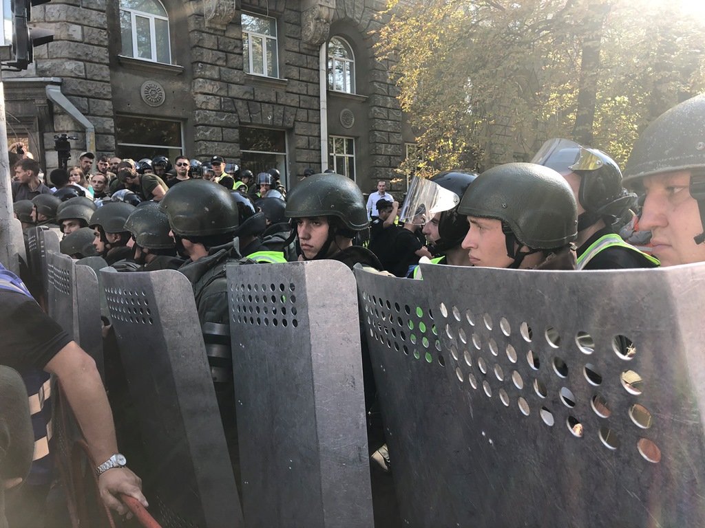 Силовики перекрыли вход к АП