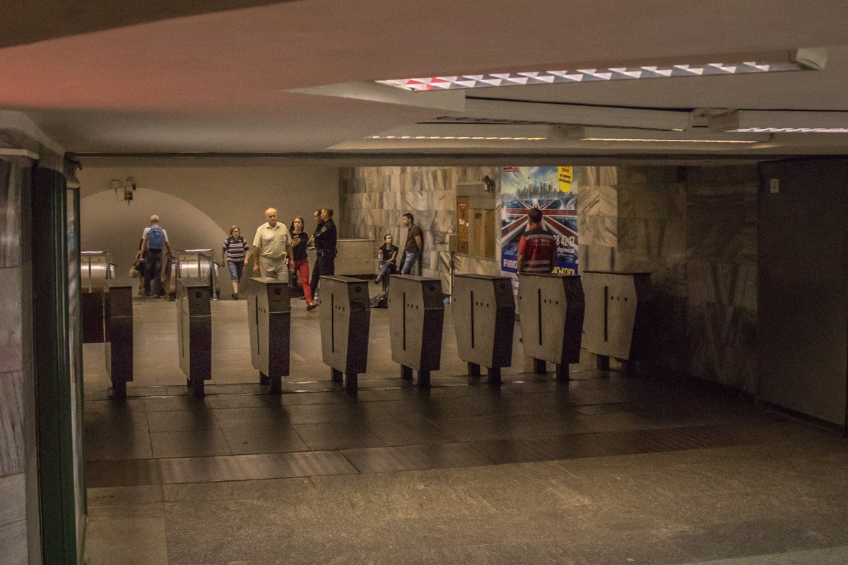 Мужчина умер в эскалаторном холле станции